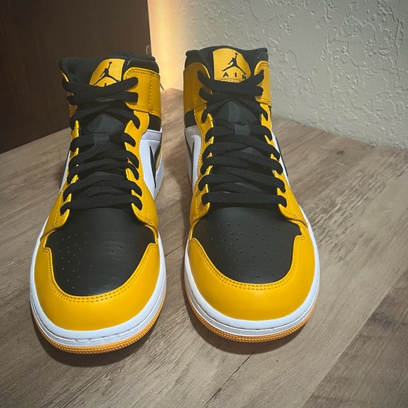Air Jordan 1 Mid ‘Reverse Yellow Toe’ - Picture 4 of 6